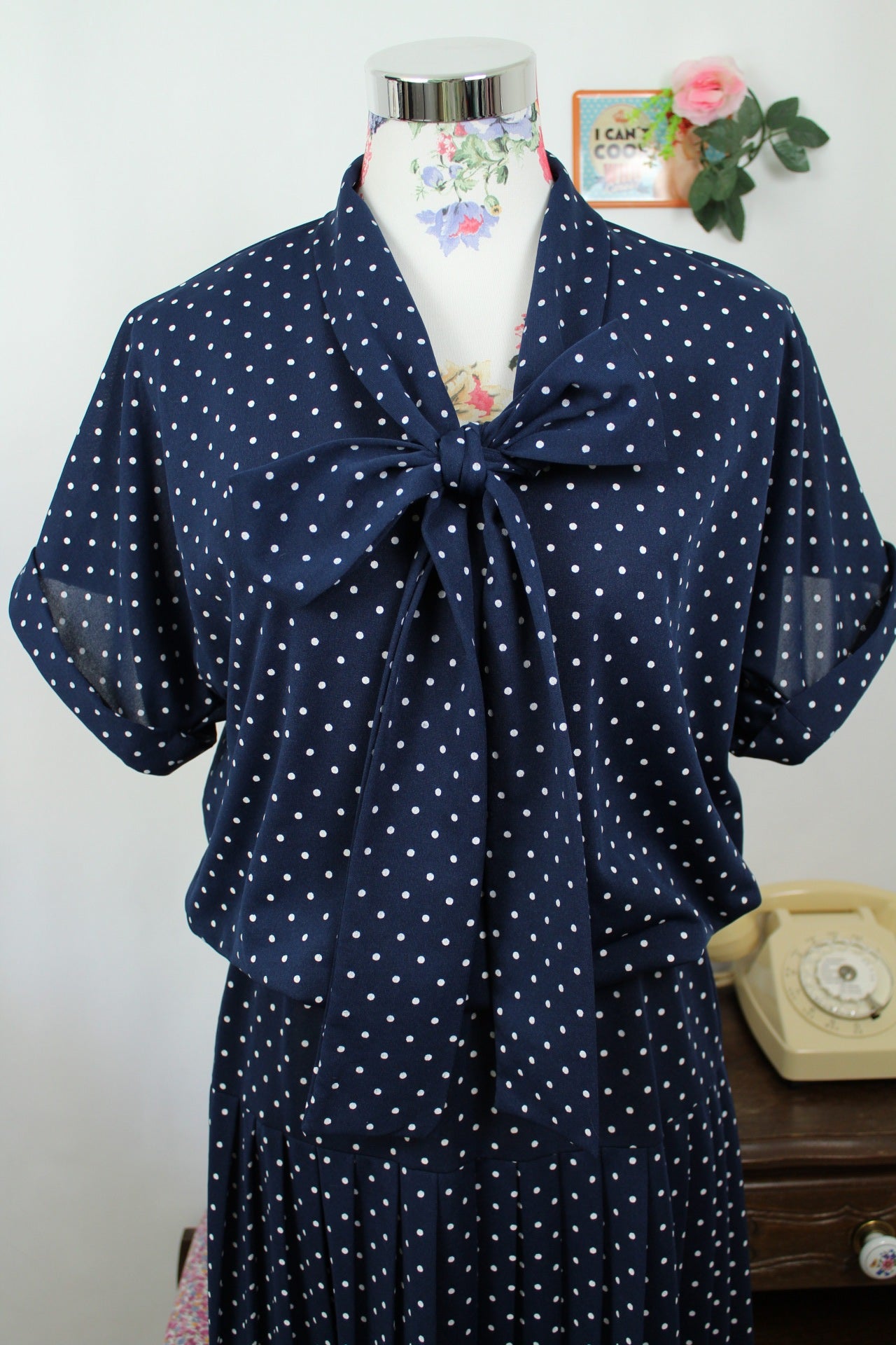 🌸🍒Robe vintage 80's pin-up/rockabilly bleu marine à pois & col lavallière - Taille 38🍒🌸