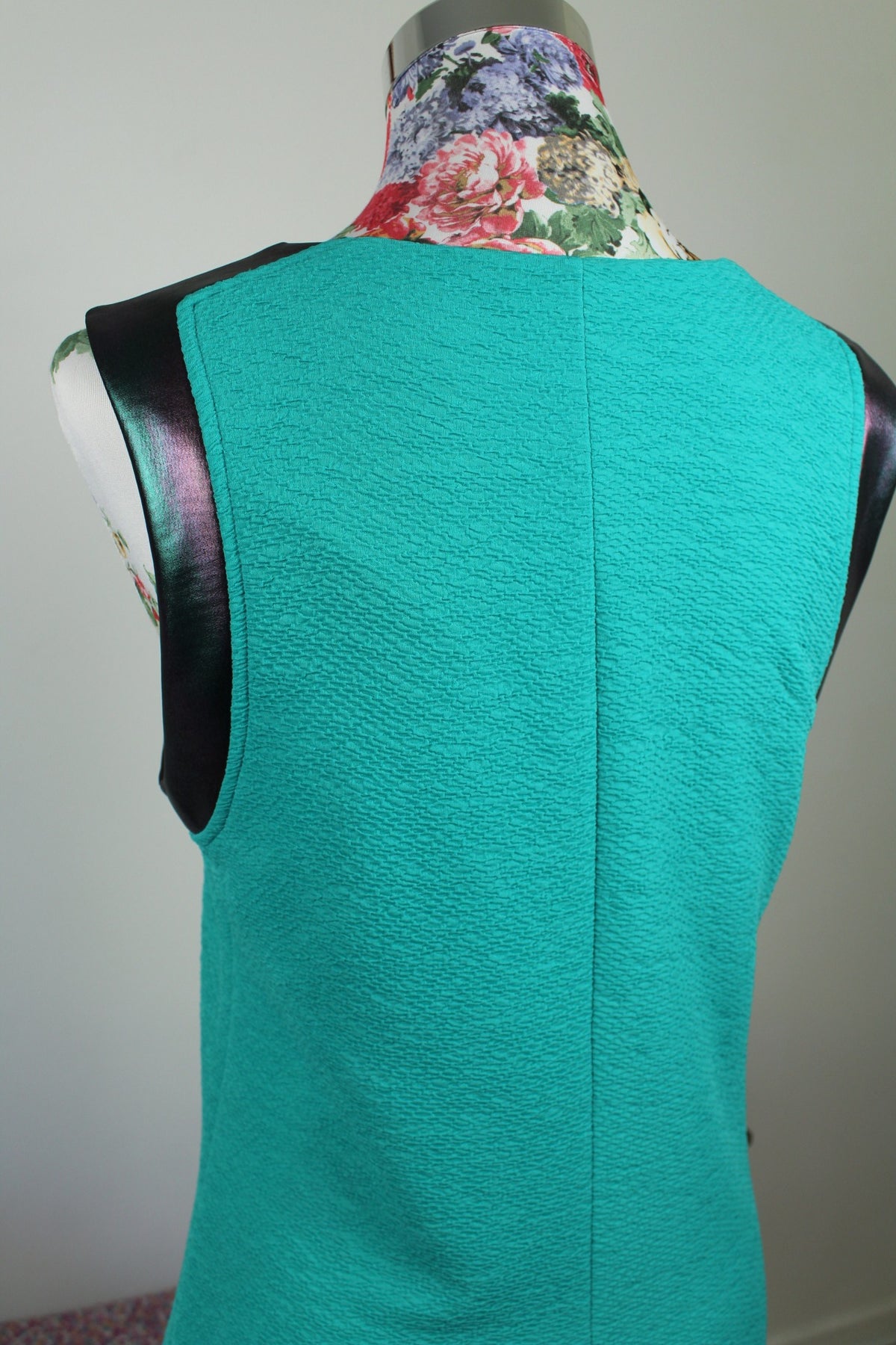 Robe Cop Copine vert bleuté texturé & bandes d'épaules lumineuses arc-en-ciel - Taille 38