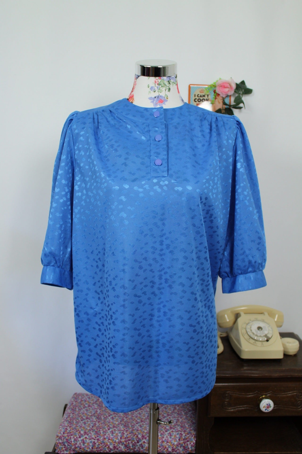 🌸🍒Blouse vintage 80's bleu vif - motifs satinés léopard - Taille 40 à 44🍒🌸