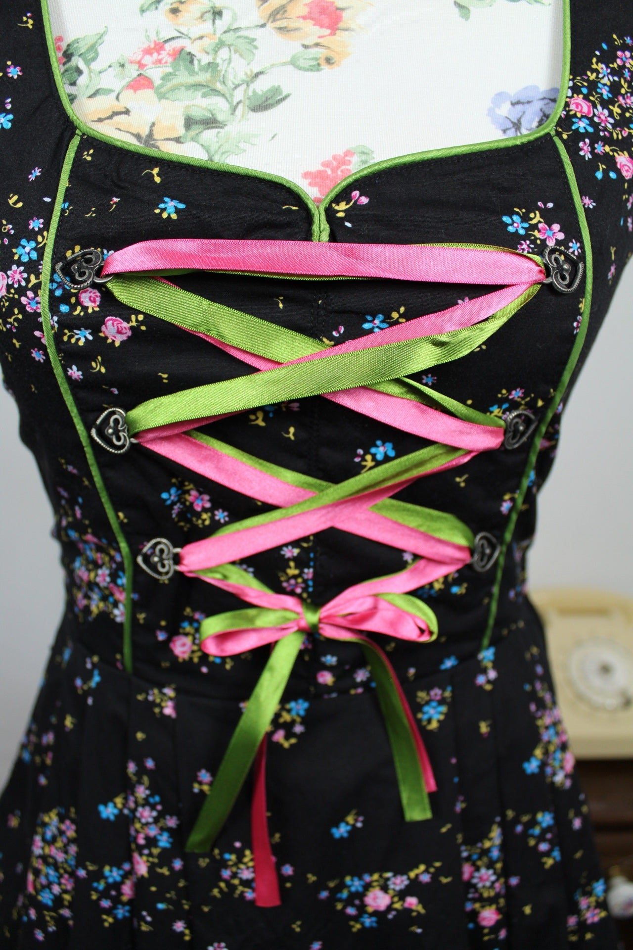 🌸🍒Dirndl bavarois moderne fleuri & laçage flashy - Taille 34🍒🌸