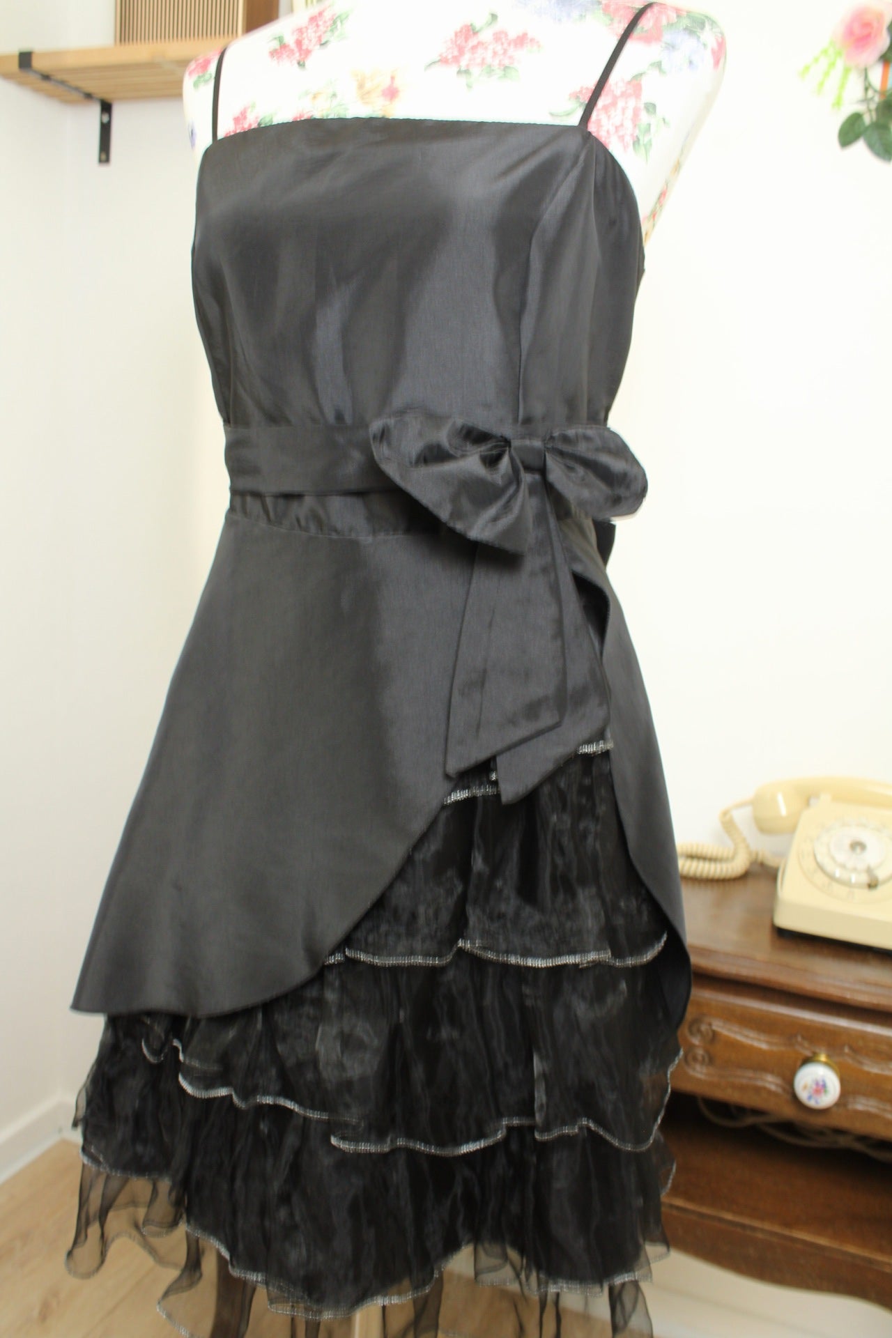 🌸🍒Robe noire satinée dark romance - nœud & jupon intégré - Taille 38/40🍒🌸