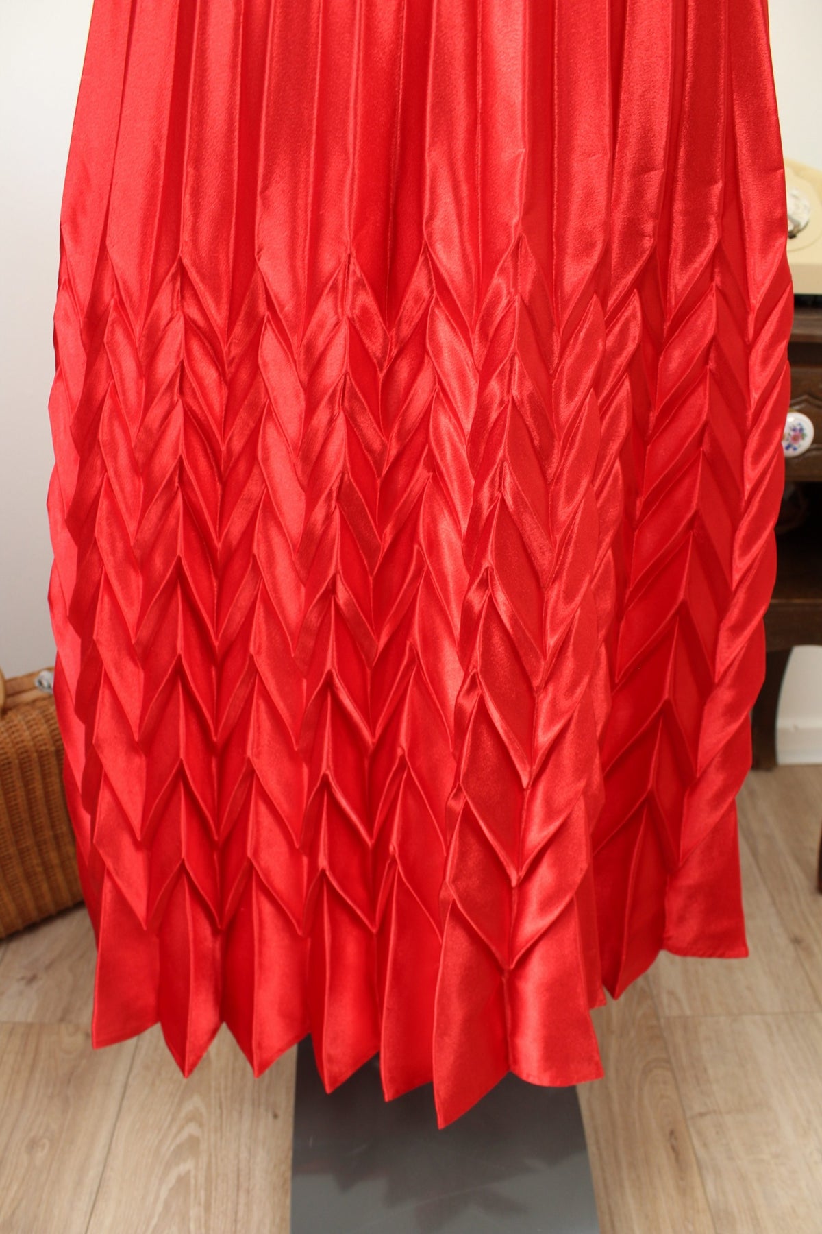 🌸🍒Jupe midi rétro "Retro & Icone" plissée accordeon & chevrons rouge satiné - Taille 34🍒🌸