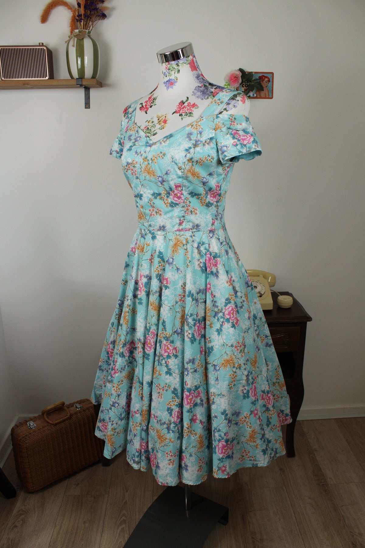 Robe pin-up/rockabilly Hell Bunny bleu ciel intense fleurie - Taille 34 petit 36