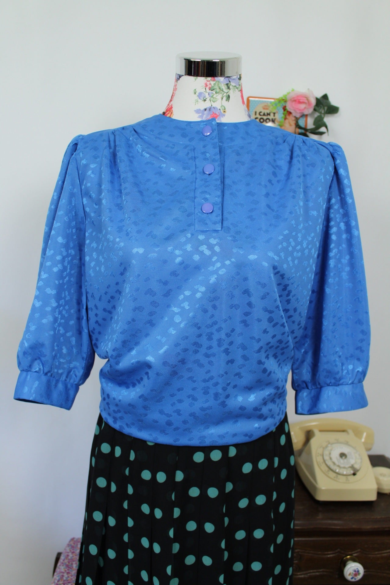 🌸🍒Blouse vintage 80's bleu vif - motifs satinés léopard - Taille 40 à 44🍒🌸