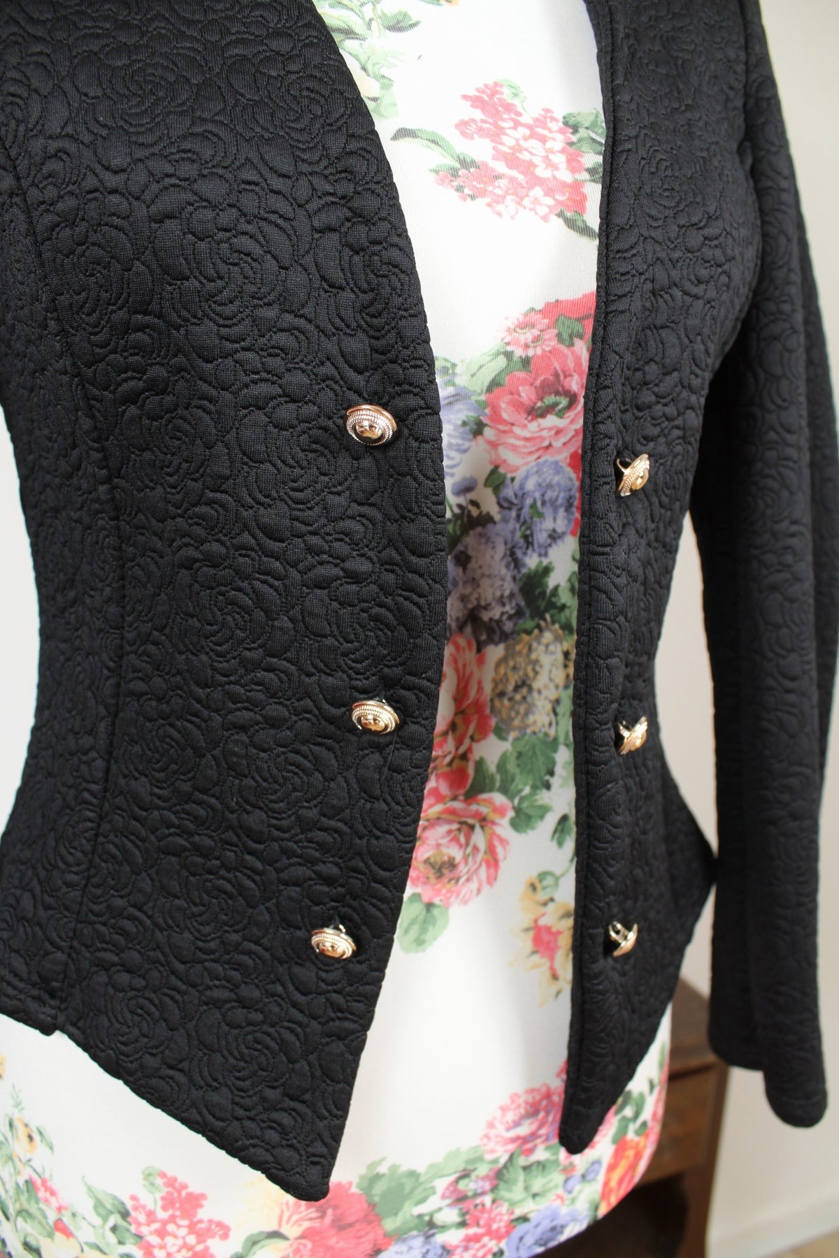 Cardigan noir style officier - roses en relief & boutons dorés - Taille 36