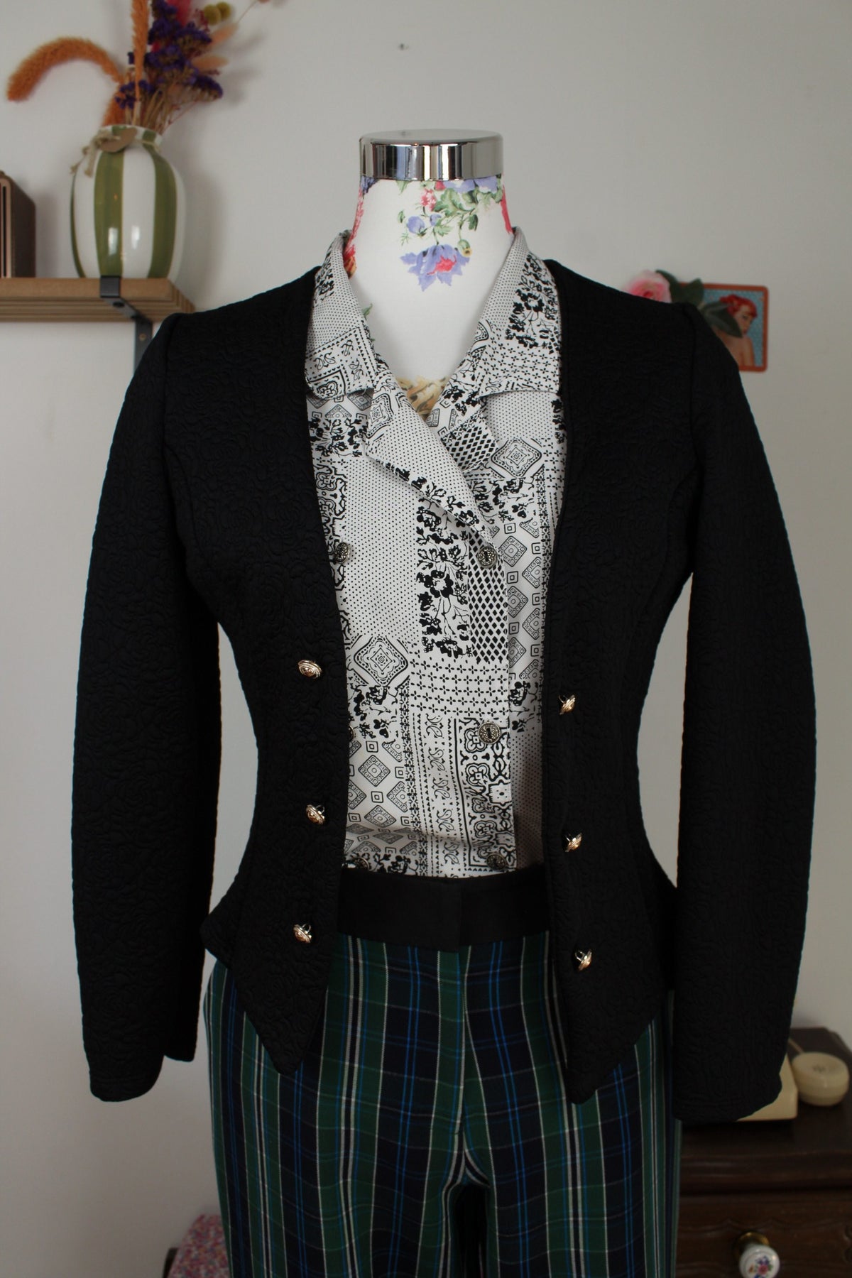 Cardigan noir style officier - roses en relief & boutons dorés - Taille 36