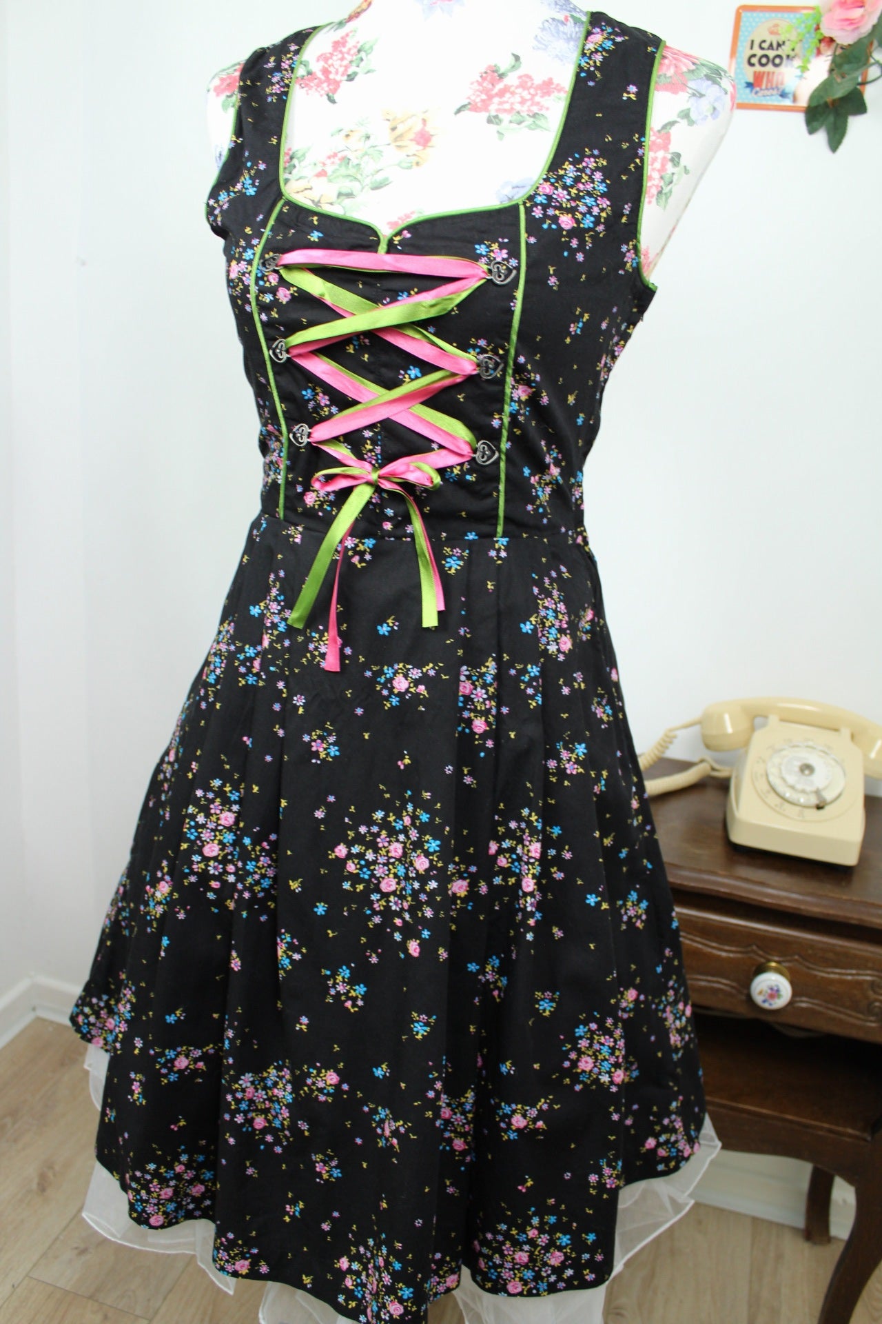 🌸🍒Dirndl bavarois moderne fleuri & laçage flashy - Taille 34🍒🌸