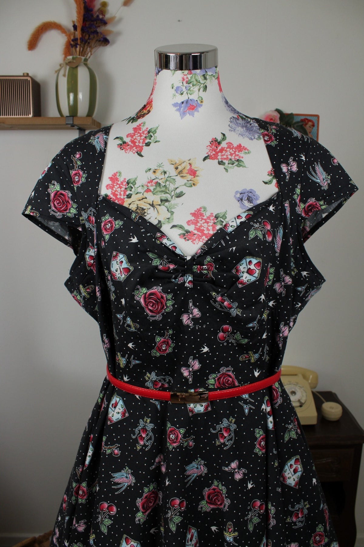 Robe pin-up/rockabilly Hell Bunny - pois, hirondelles & cerises - Taille 48
