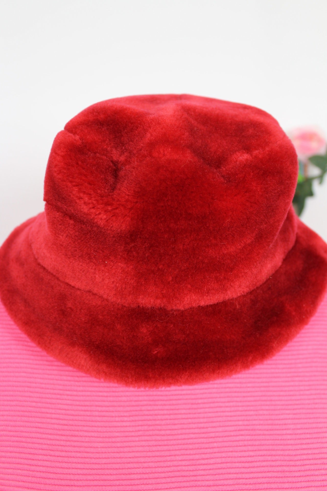 🌸🍒 Chapeau d'hiver vintage rouge 90's en fausse fourrure - Taille 54🍒🌸