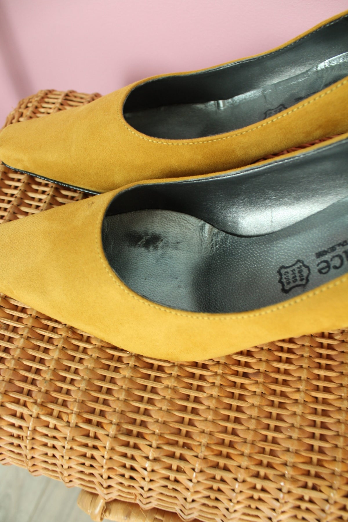 Escarpins vintage années 90 effet daim jaune moutarde - made in Italy - pointure 39