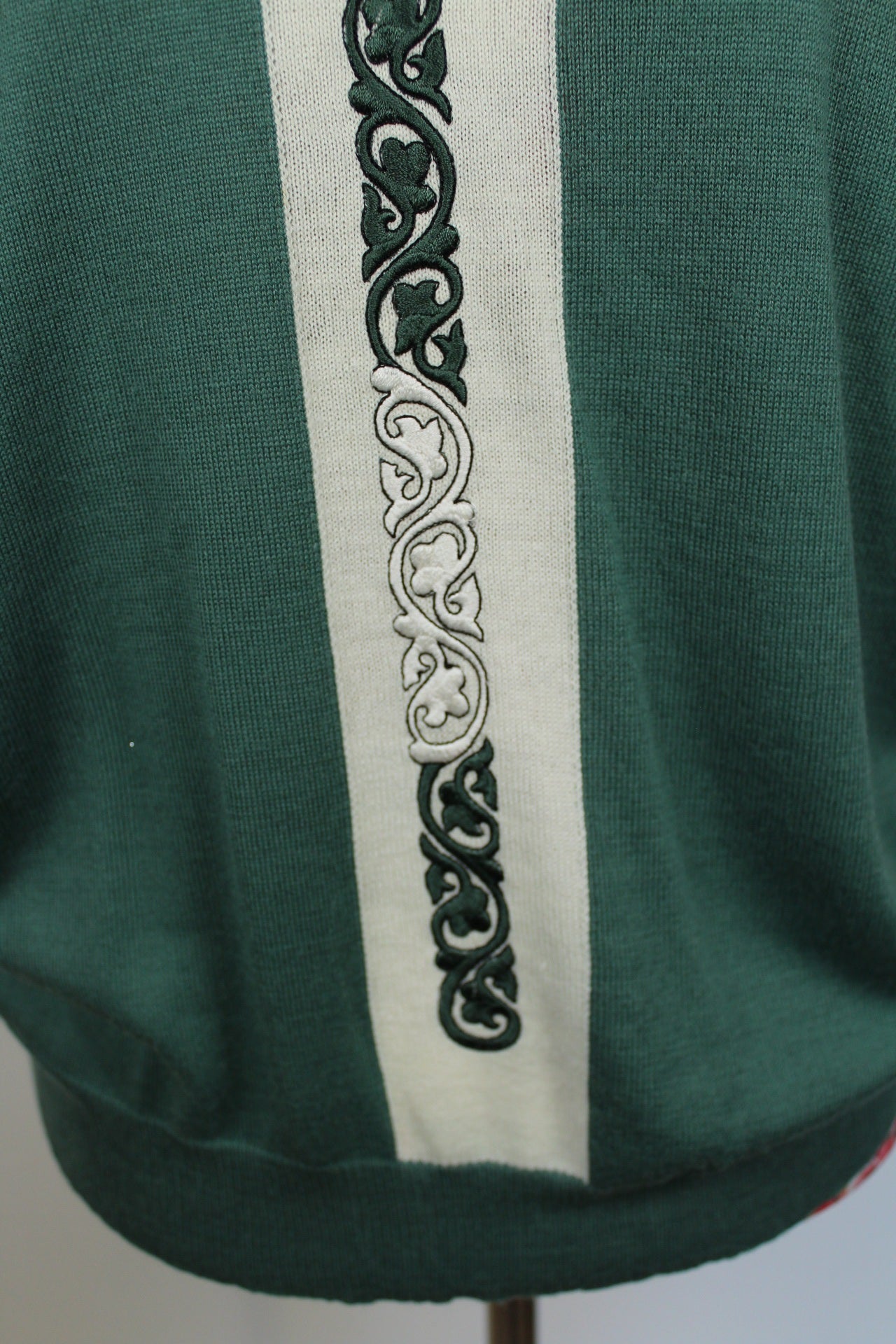 🌸Pull vintage 80's vert sapin -motifs brodés central feuilles en arabesque🍒