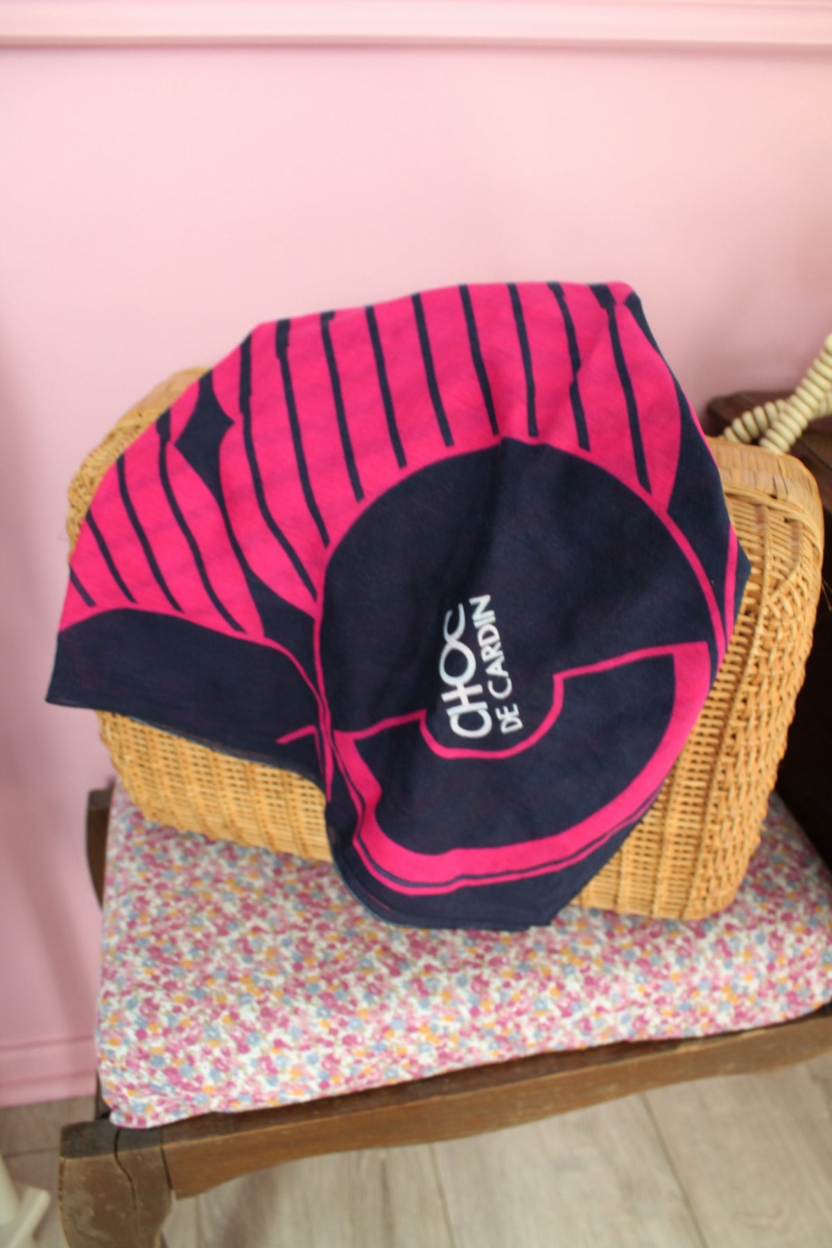Foulard vintage années 80 Choc de Cardin marine & fuchsia