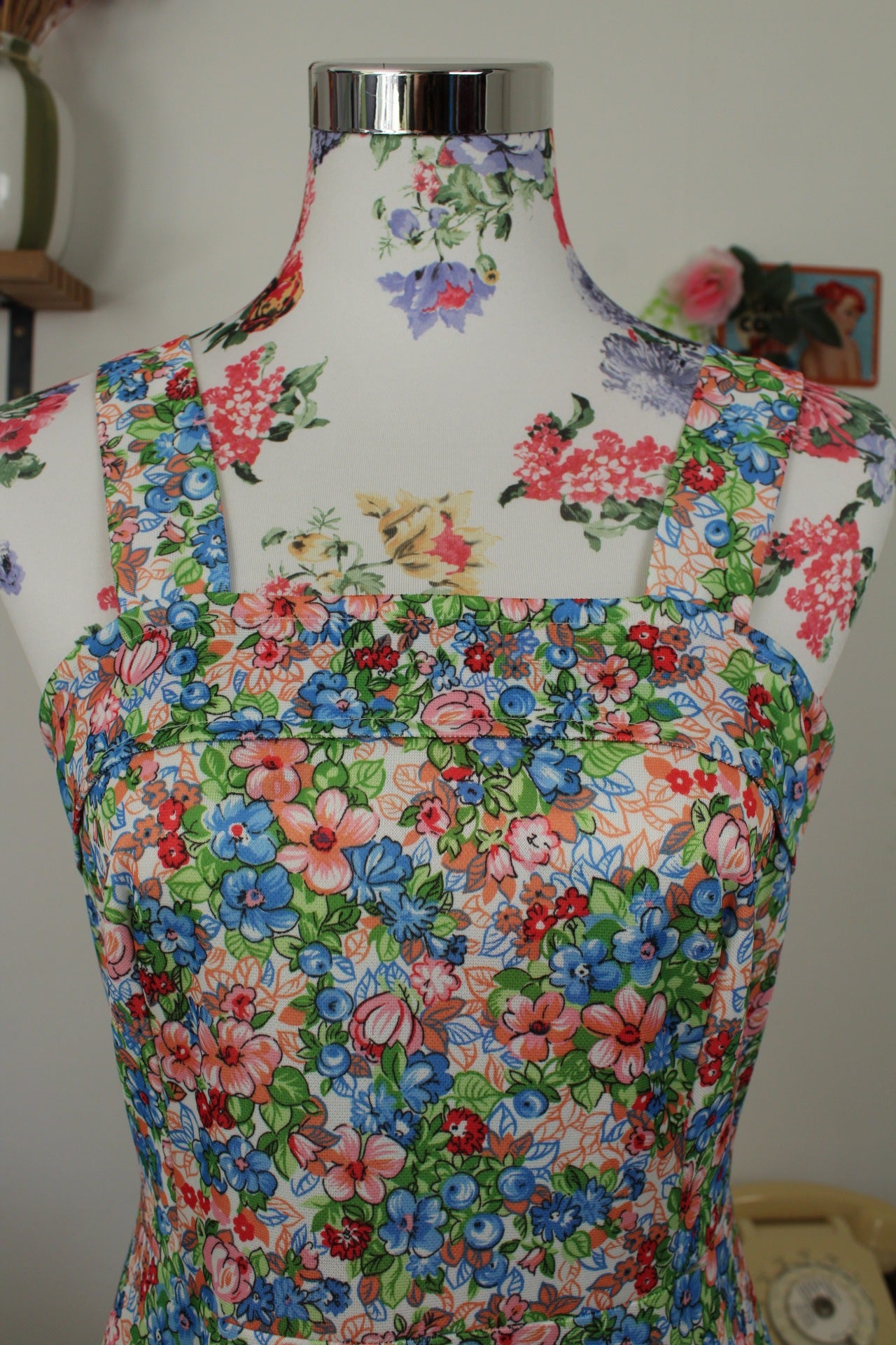 🌸🍒Robe vintage années 70 explosion de fleurs & petites myrtilles - coupe patineuse - Taille 36🍒🌸