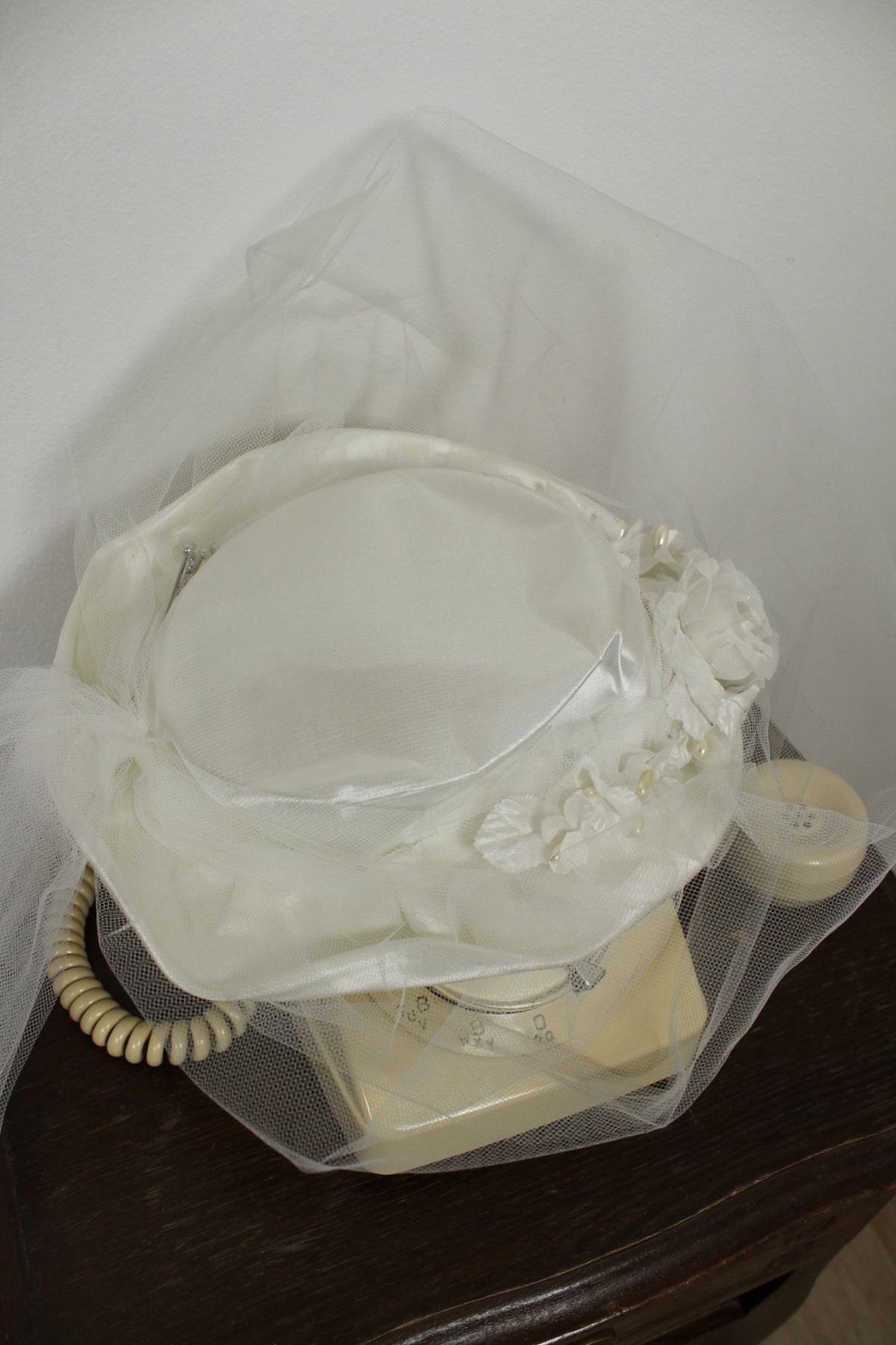 🌸🍒Chapeau/coiffe blanche vintage années 60/70 - tulle, satin & fleurs🍒🌸