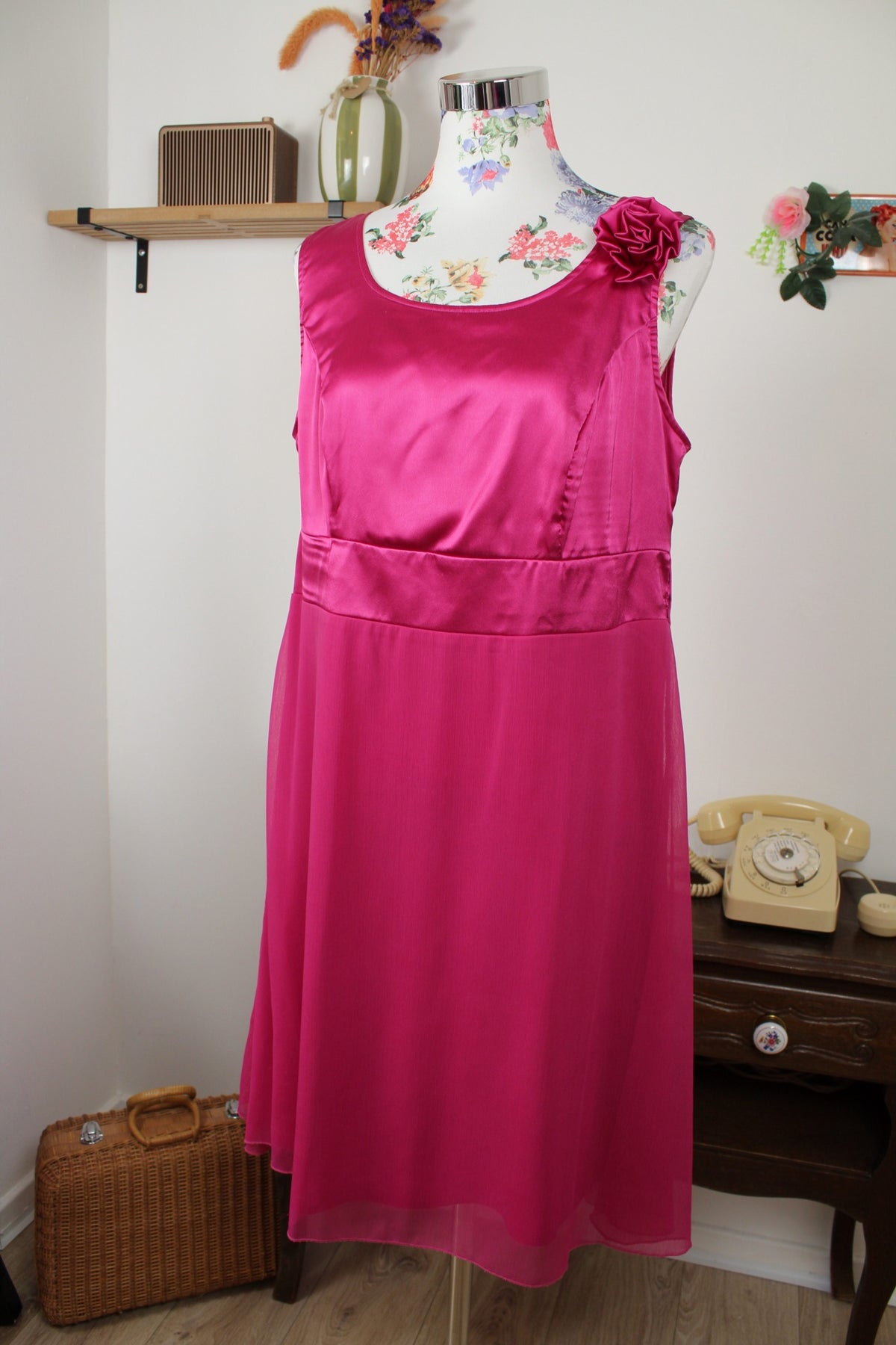 Robe pin-up/rockabilly rose fuchsia intense satiné & fleurs d'épaule - Taille 42/44