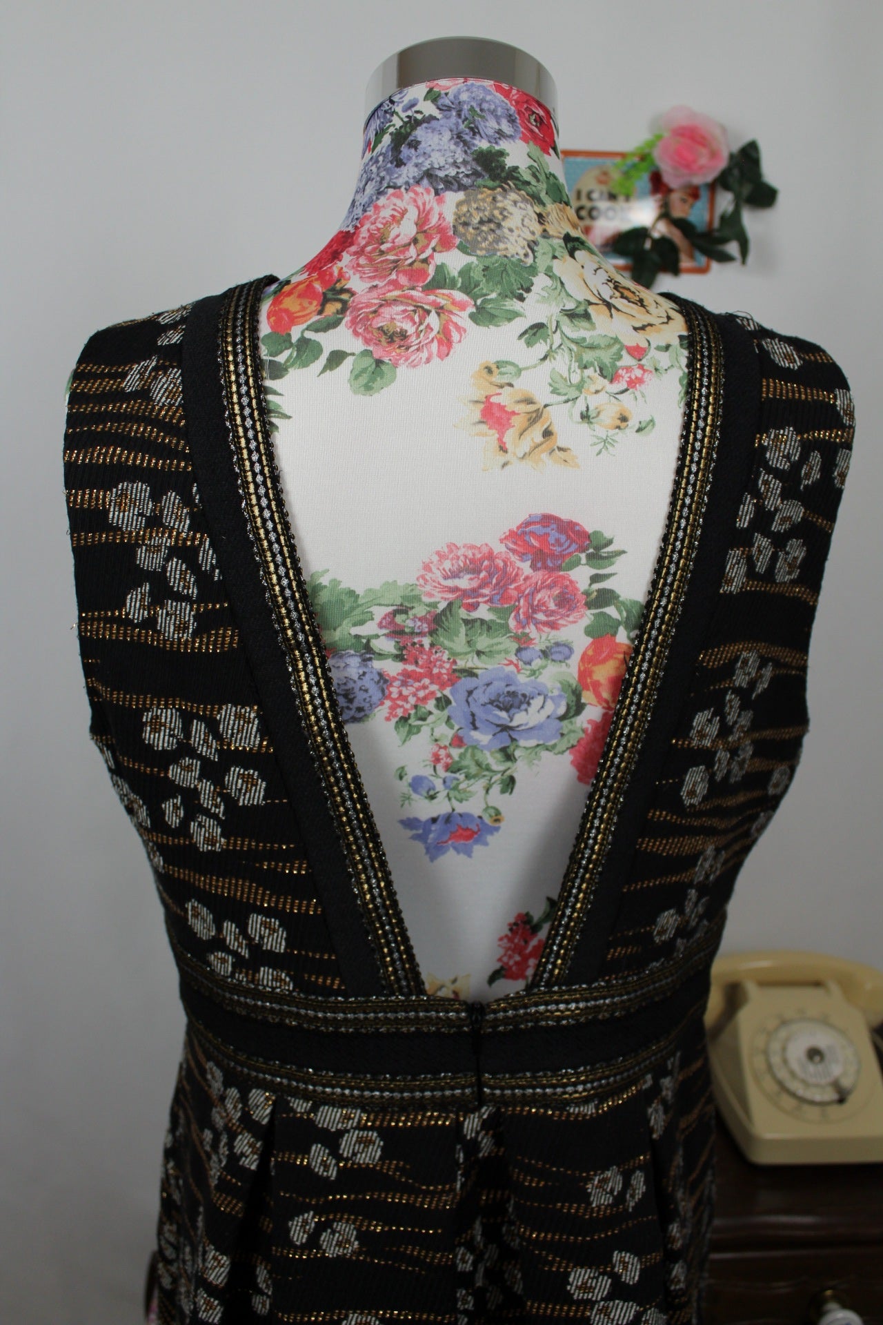 🌸🍒Robe épaisse noire brodée or et argent - Maison 1.2.3 - style chic d'hiver - Taille 42/44🍒🌸