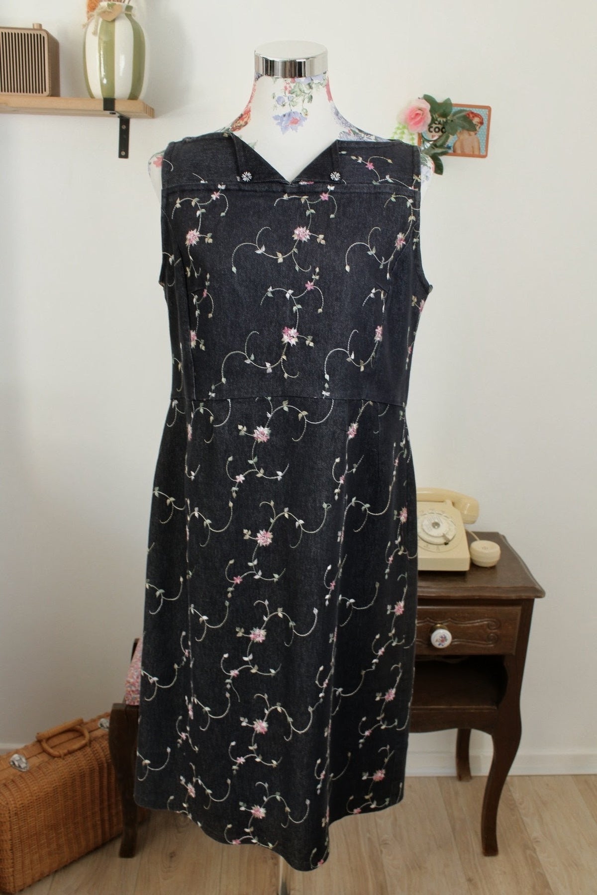 Robe en jean vintage années 90 - gris foncé brodée de fleurs - Taille 40