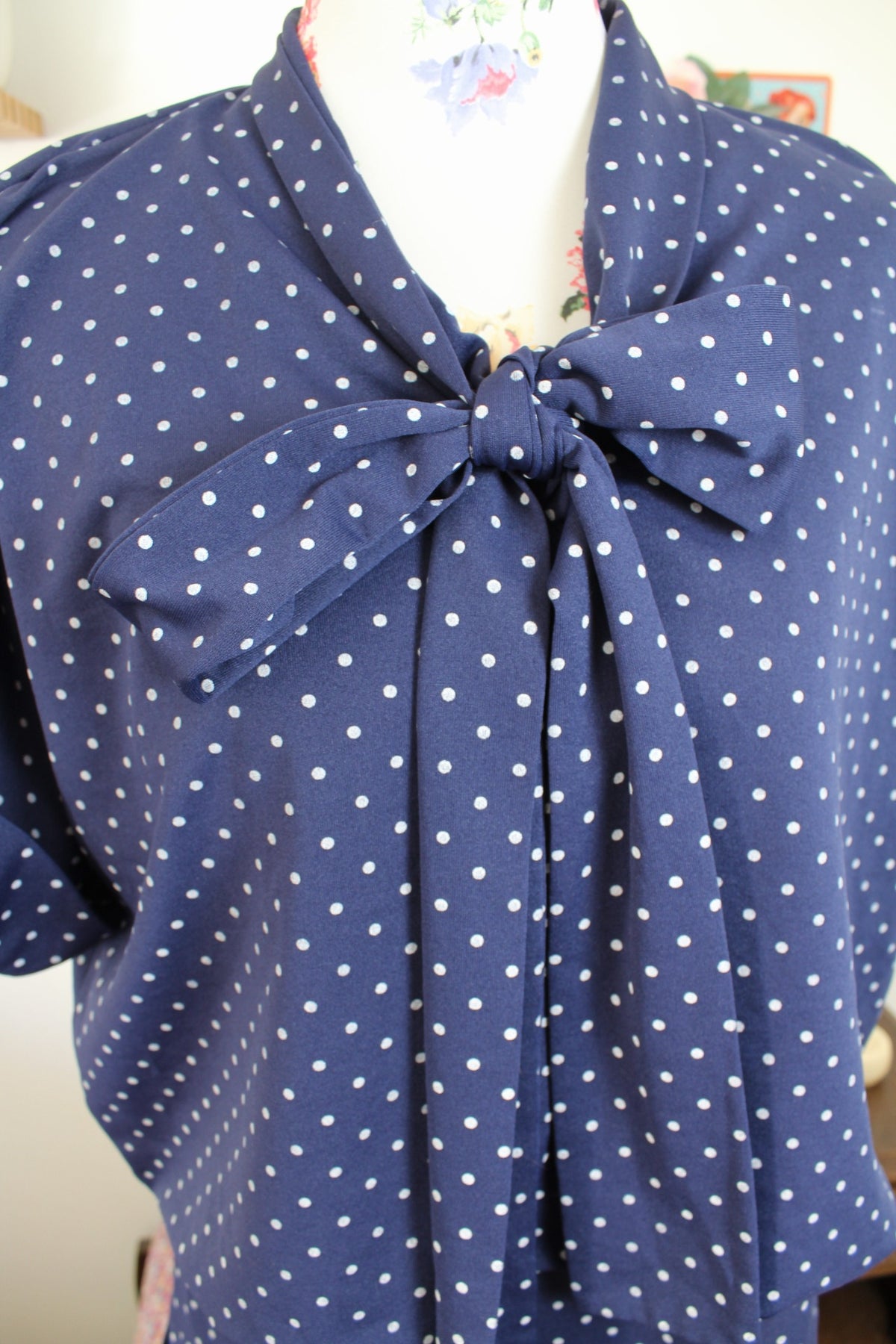 Robe vintage années 80 pin-up/rockabilly bleu marine à pois & col lavallière - Taille 42/44