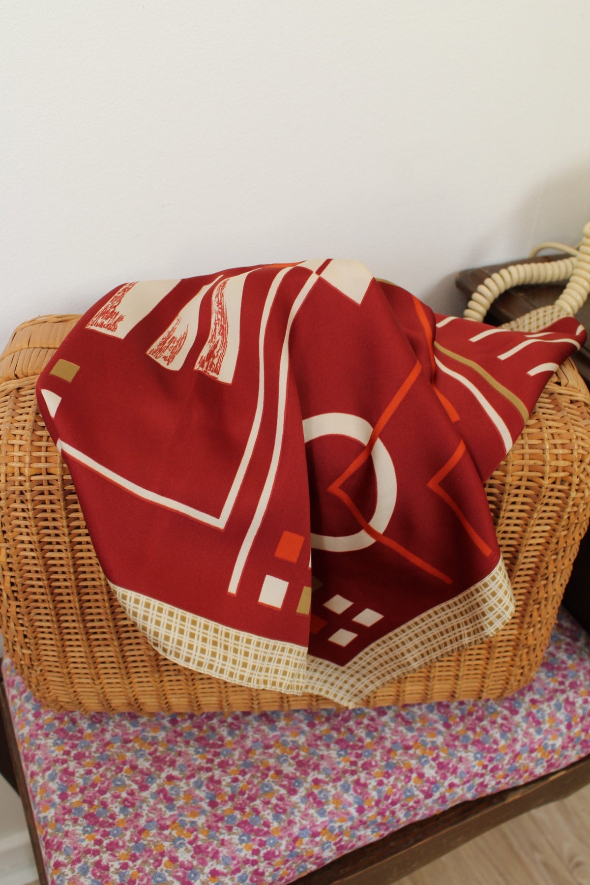 🌸🍒Foulard vintage années 70 bordeaux satiné formes géométriques🍒🌸