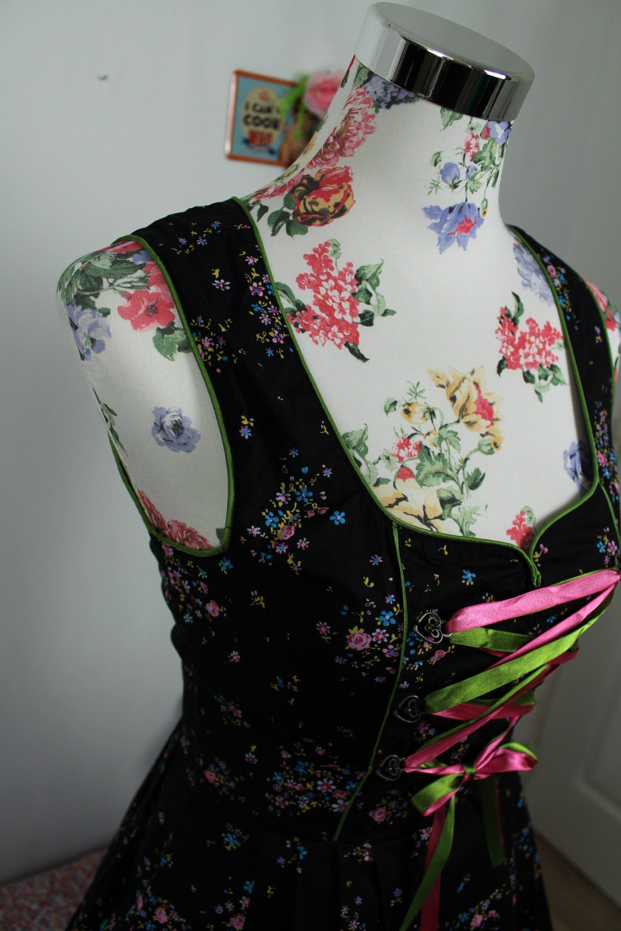 🌸🍒Dirndl bavarois moderne fleuri & laçage flashy - Taille 34🍒🌸