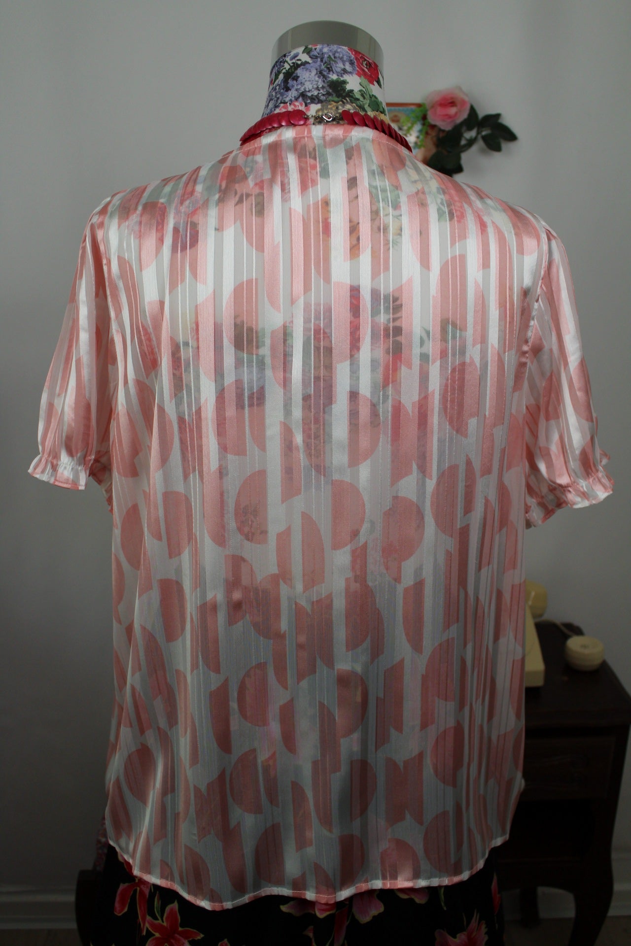 🌸🍒Blouse rétro rayée blanc satiné & demi-sphères rose pastel romantique - Taille 42/44🍒🌸